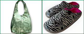 Eine schimmernde grüne Umhängetasche und ein Paar Slipper mit Zebradruck.